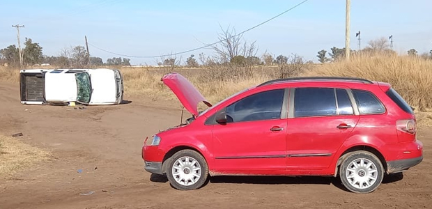 Choque y vuelco en General Pinto un vehículo municipal involucrado