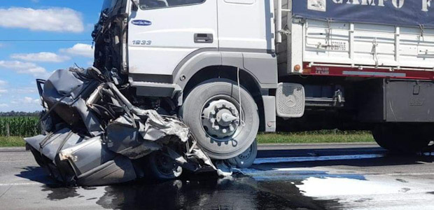 Impactante Choque Frontal Entre Un Camión Y Un Auto En La Ruta N°7 ...